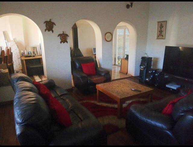 10 BEDROOM HOUSE FOR SALE IN BEZUIDENHOUT VALLEY